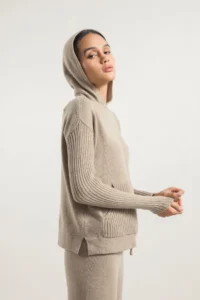 Megztinis su gobtuvu "FIONA"